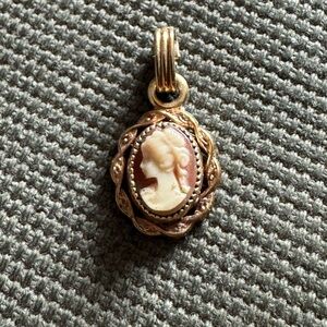 Elegant Vintage Gold Cameo Pendant